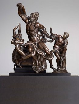 Skulptur aus Bronze mit einem sich wehrenden Mann