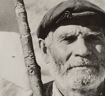 schwarz-weiß Fotografie eines alten Mannes mit Fahne