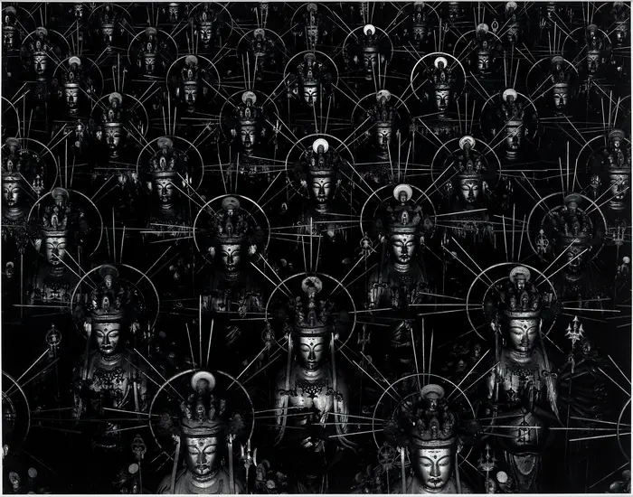 Die Schwarz-Weiß-Fotografie einer Ansammlung von Buddha-Statuen.