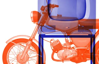 Transparentes, blaues Bild eines Röhrenfernsehers über einem roten Moped 