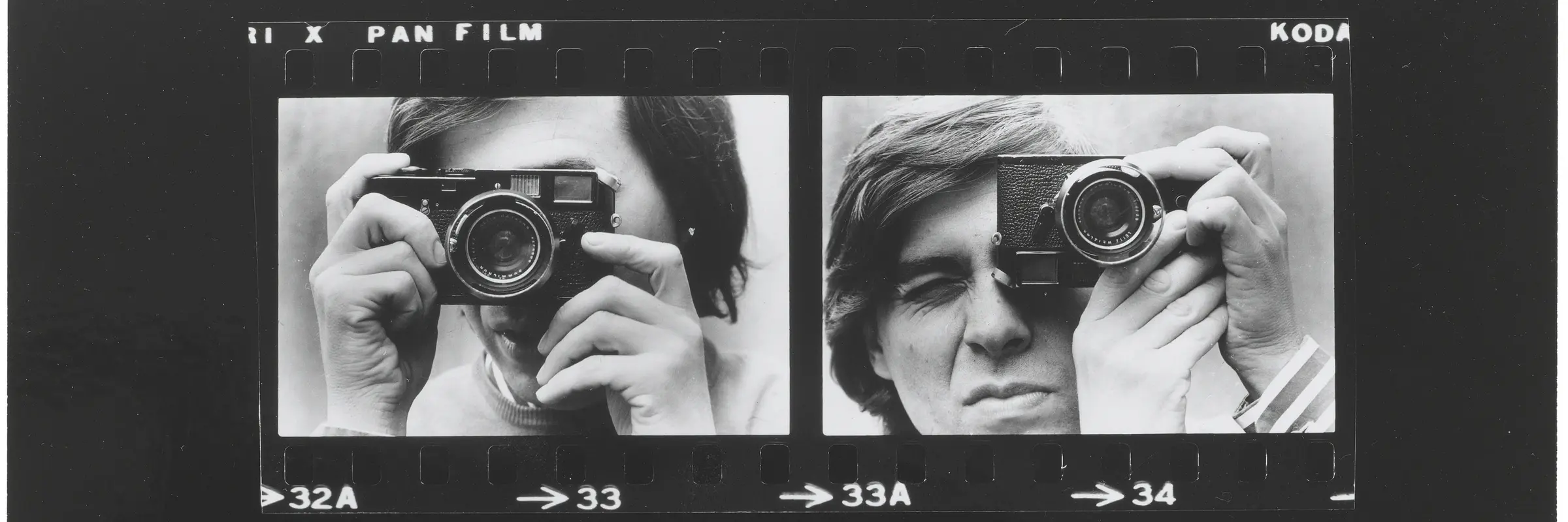 vier schwarz-weiß-Fotografien, zwei Selbstporträts mit Kamera, zwei Bilder von Bäumen