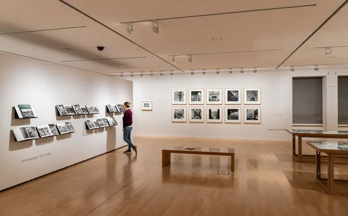 Ein Ausstellungsraum mit Holzboden und weißen Wänden.