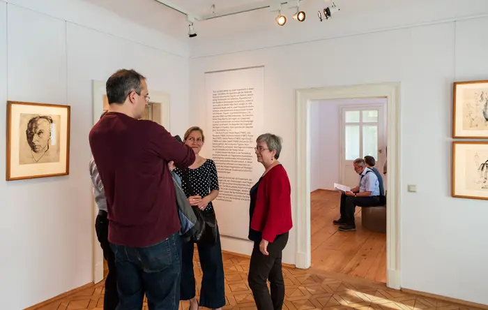 Personen in einem Ausstellungsraum.