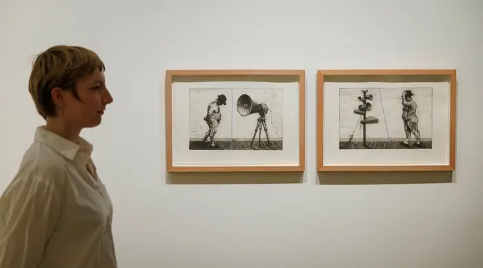 Person vor Kunstwerken 