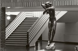 Christian Borchert: Georg Kolbe, Nacht (1926/30), Haus des Rundfunks, Berlin-West, 1988 Schwarz-Weiß-Fotografie eines offenen Raumes, in dessen Mitte eine Skulptur steht.
