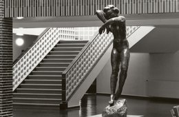 Christian Borchert: Georg Kolbe, Nacht (1926/30), Haus des Rundfunks, Berlin-West, 1988 Schwarz-Weiß-Fotografie eines offenen Raumes, in dessen Mitte eine Skulptur steht.