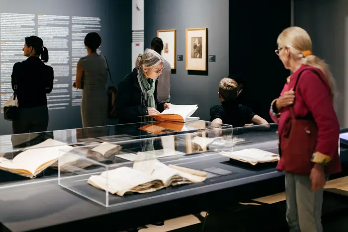 Mehrere Besucher in der Ausstellung.