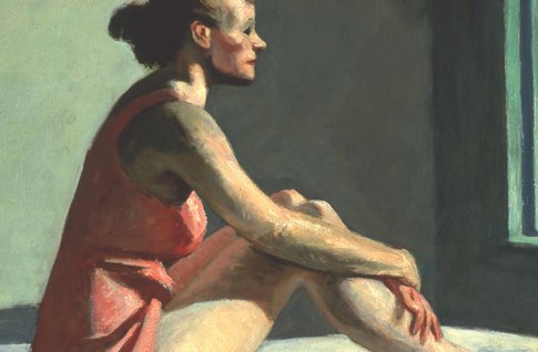 Eine auf einem Bett sitzende, leichtbekleidete Frau schaut aus dem Fenster vor ihr