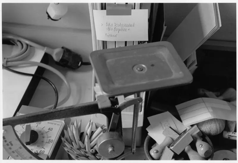 Schwarz-Weiß-Fotografie eines Arbeitstisches.