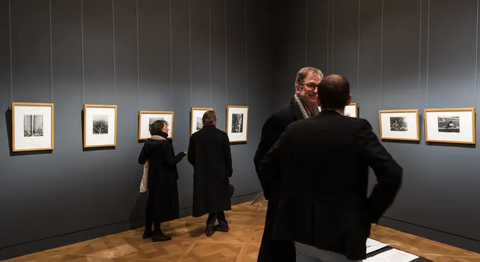 Kurator Bertram Kaschek im Gespräch mit einem Gast.