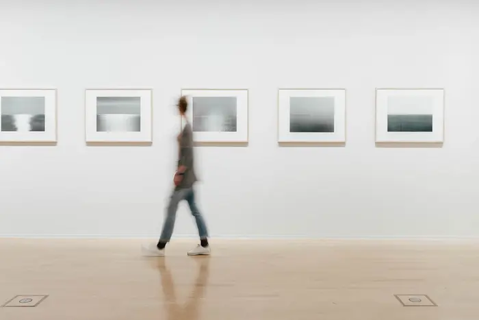 Raumansicht mit Kunstwerken und Besucherin