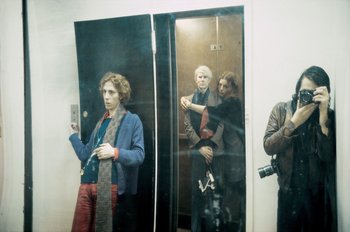 Selbstfotografie Timm Rauters mit Andy Warhol im Fahrstuhl