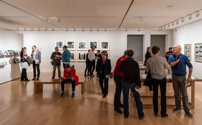 Ein Ausstellungsraum mit Menschen.