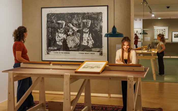 Personen in Ausstellungsraum