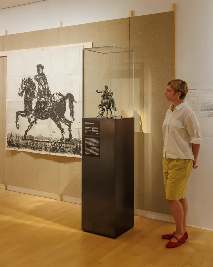 Person in Ausstellungsraum