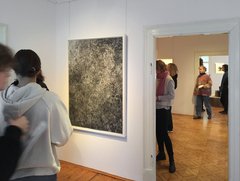 Menschen in einer Ausstellung