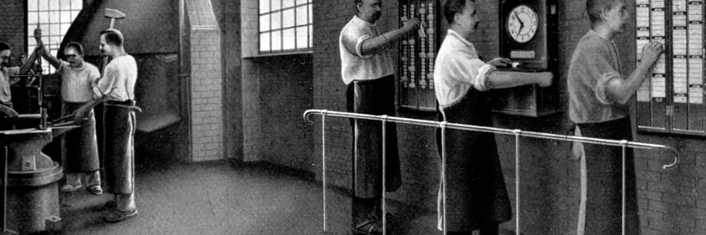 schwarz-weiß Fotografie, die Männer an Stechuhren zeigt