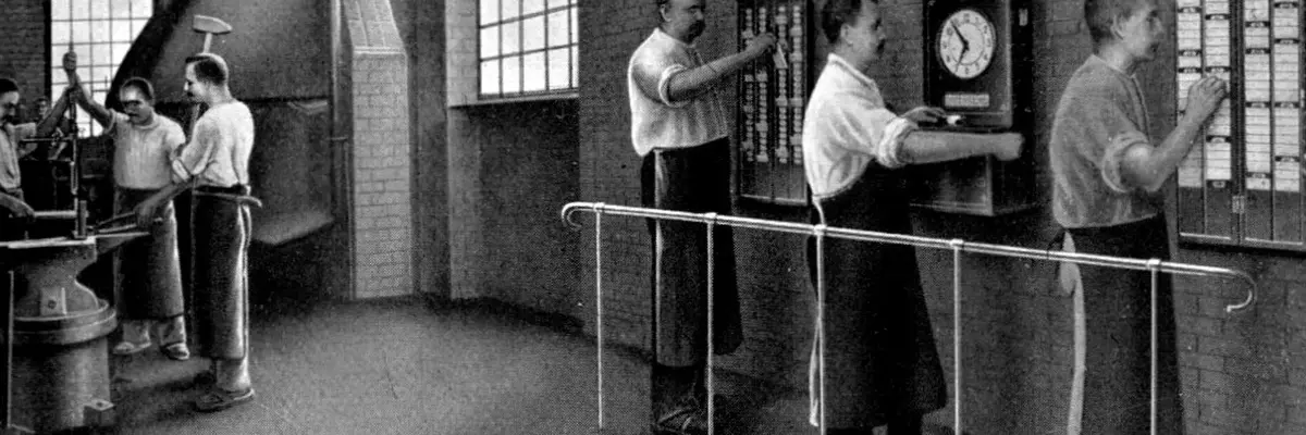 schwarz-weiß Fotografie, die Männer an Stechuhren zeigt