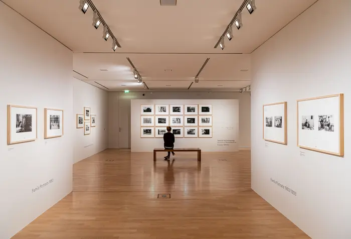 Ein Ausstellungsraum mit Holzboden und weißen Wänden.