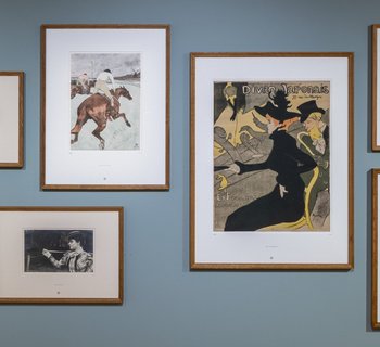 Wand mit verschiedenen Bildern
