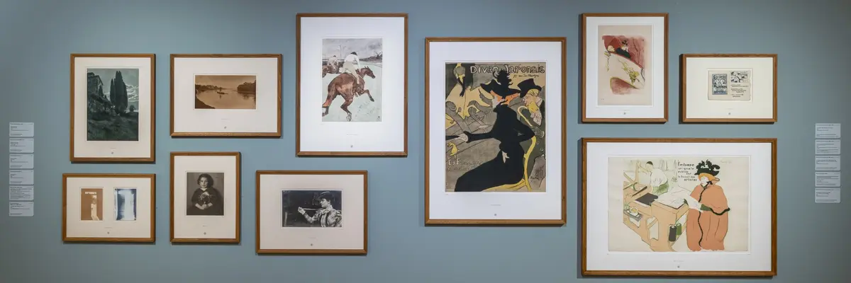 Wand mit verschiedenen Bildern