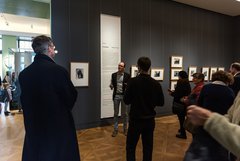 Kurator Bertram Kaschek erklärt Reportern das Konzept der Ausstellung.