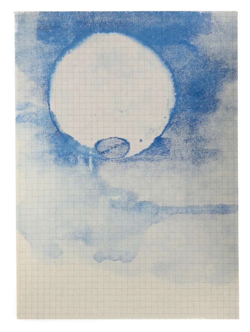 blaue Farbe auf liniertem Papier