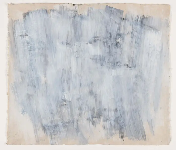 Breite, hellblaue Pinselstriche auf hellbraunem Untergrund.