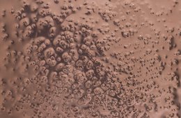 Nevin Aladağ, Raise the Roof, 2017 Ansicht einer Kupferplatte, die durch eine Tänzerin mit Schuhen mit Stiletto-Absätzen eingedellt worden ist