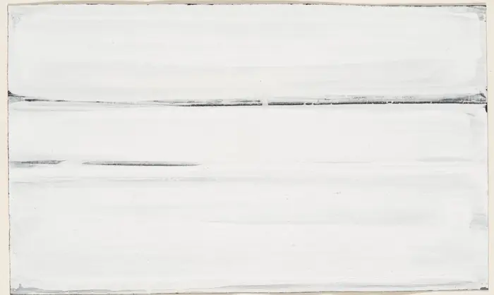 Eine Fläche aus weißer Farbe, durchzogen von zwei unebenen schwarzen Linien.