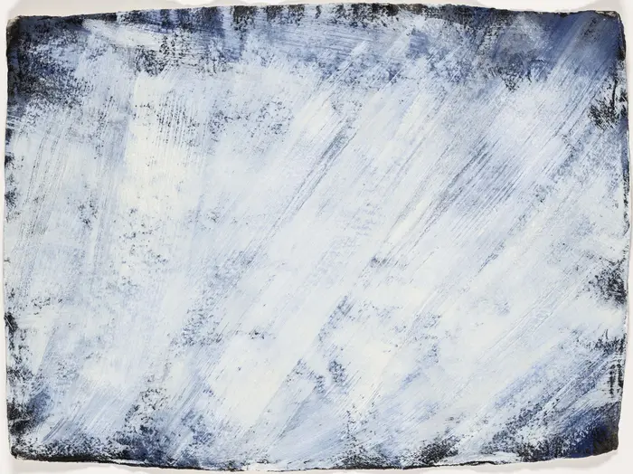 Breite, weiße Pinselstriche auf schwarzem Untergrund.