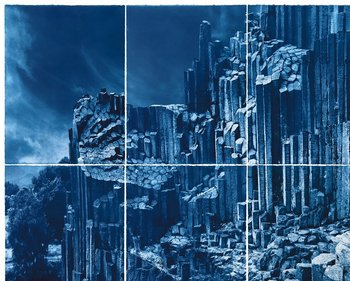 abstraktes Kunstwerk von Daniela Keiser, das aus mehreren blau gefärbten Tafeln besteht