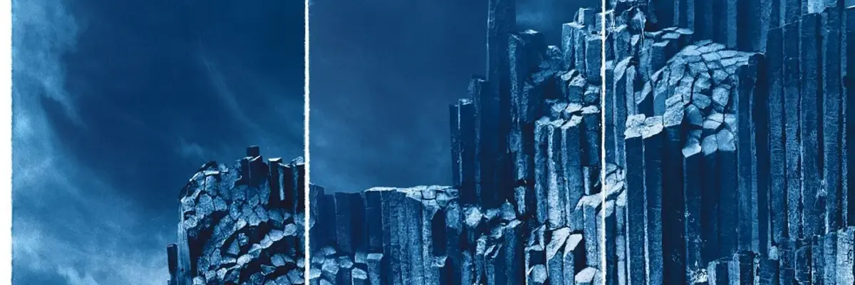 abstraktes Kunstwerk von Daniela Keiser, das aus mehreren blau gefärbten Tafeln besteht