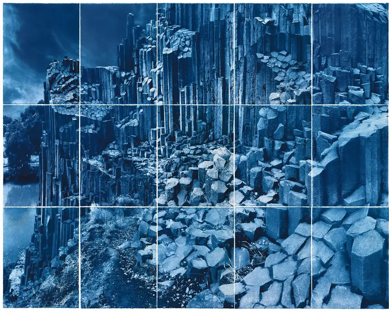 abstraktes Kunstwerk von Daniela Keiser, das aus mehreren blau gefärbten Tafeln besteht