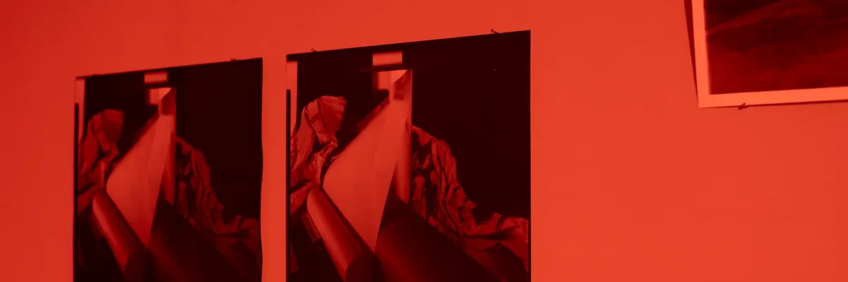 Bilder an der Wand hinter rotem Filter