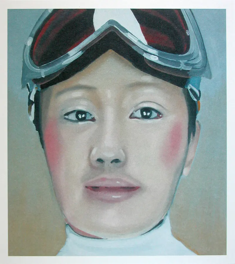 Das Porträt einer Person mit Skibrille auf dem Kopf und geröteten Wangen.