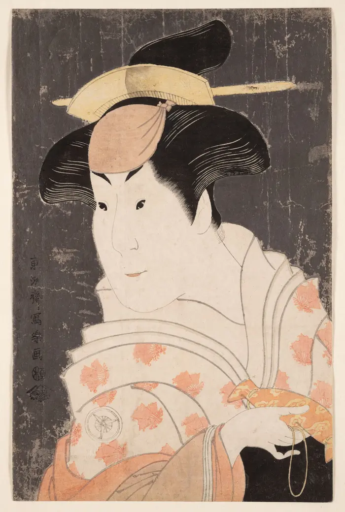 Porträt einer japanischen Person mit Kopfbedeckung und Kleid