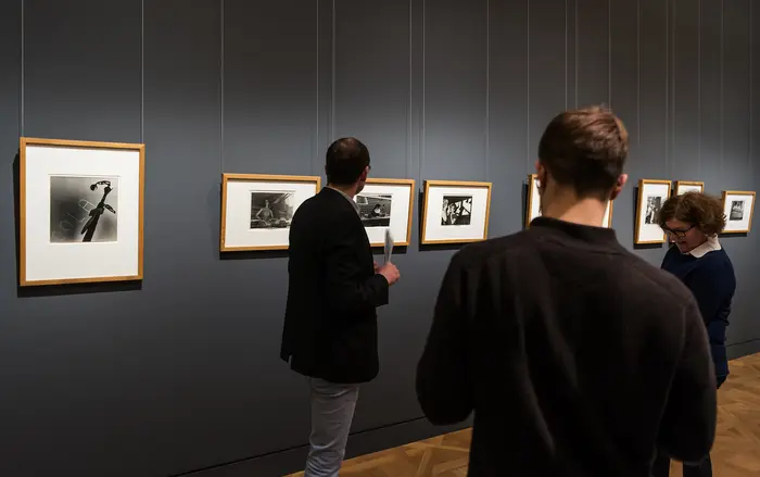 Kurator Bertram Kaschek beim Erläutern eines Fotos von Fred Stein.