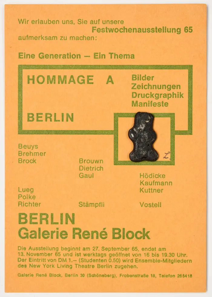 Mehrere Textblöcke in grüner Schrift versetzt angeordnet auf gelbem Papier, darauf ein schwarzes Gummibärchen.