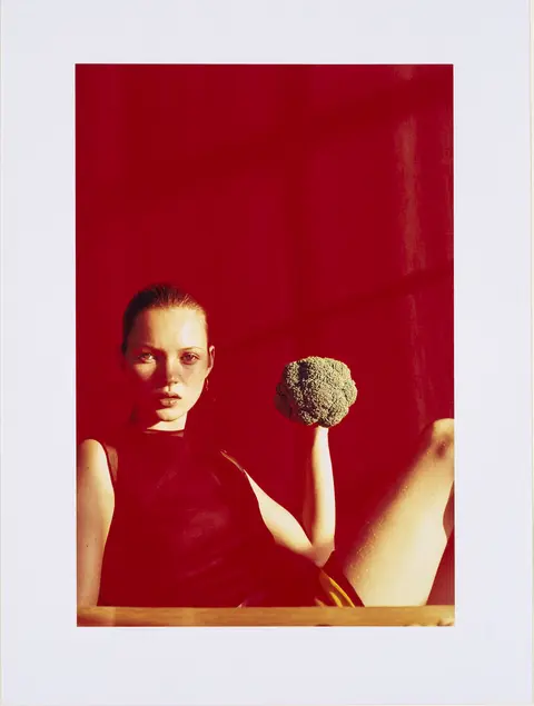 Model mit Brokkoli in der Hand