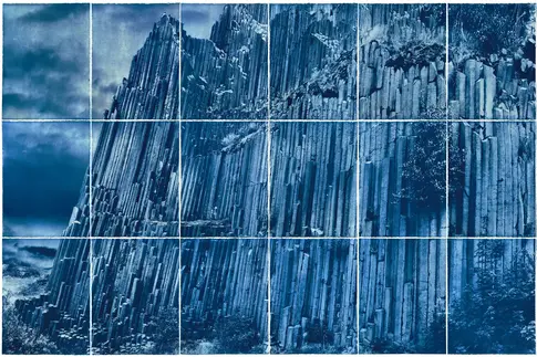 Blaue, in den Himmel ragende Felsformationen.