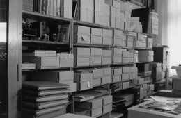 Maria Sewcz: Auszug der Seele, Ch. B., 2000 Schwarz-Weiß-Fotografie eines Regals mit Boxen und Mappen.