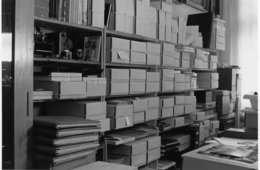 Maria Sewcz: Auszug der Seele, Ch. B., 2000 Schwarz-Weiß-Fotografie eines Regals mit Boxen und Mappen.