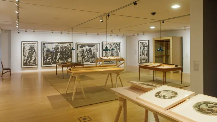 Ausstellungsräume mit Vitrinen und Werken