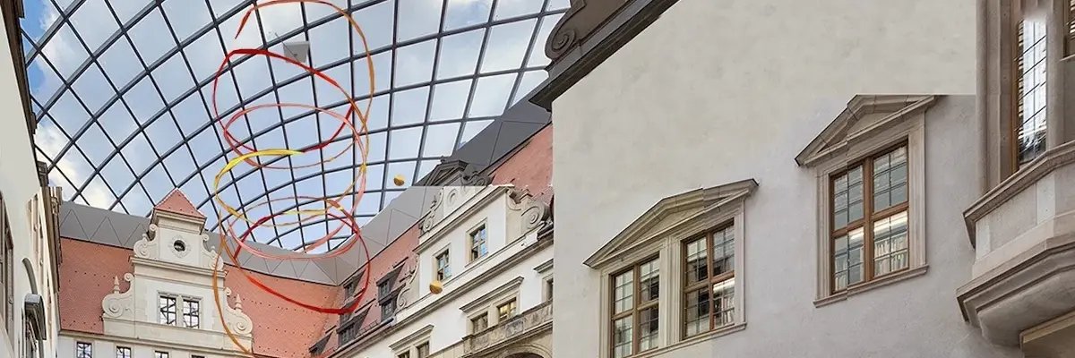 Kinder spielen im Schlosshof des Residenzschlosses.