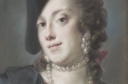 Porträt einer Frau mit schwarzem Dreispitz und Perlenschmuck