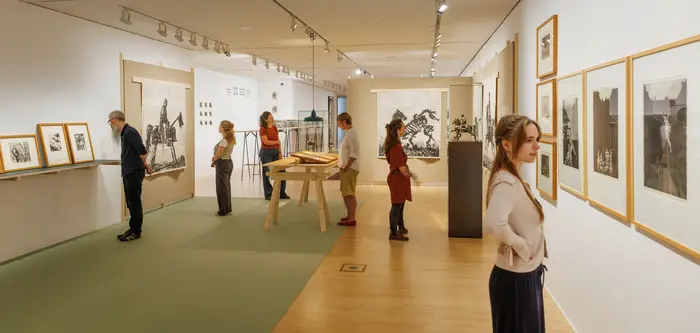 Personen in Ausstellungsräumen