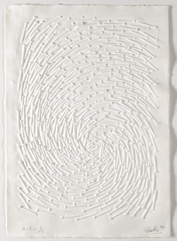 Dichte Striche  auf weißem Untergrund heben sich als Wirbel plastisch hervor