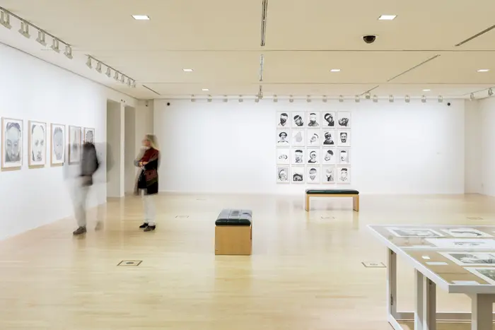 Ansicht der Serien Jesus Grizzly und Blind Folded von Marlene Dumas.