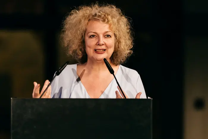 Marlene Dumas am Pult bei der Eröffnung.